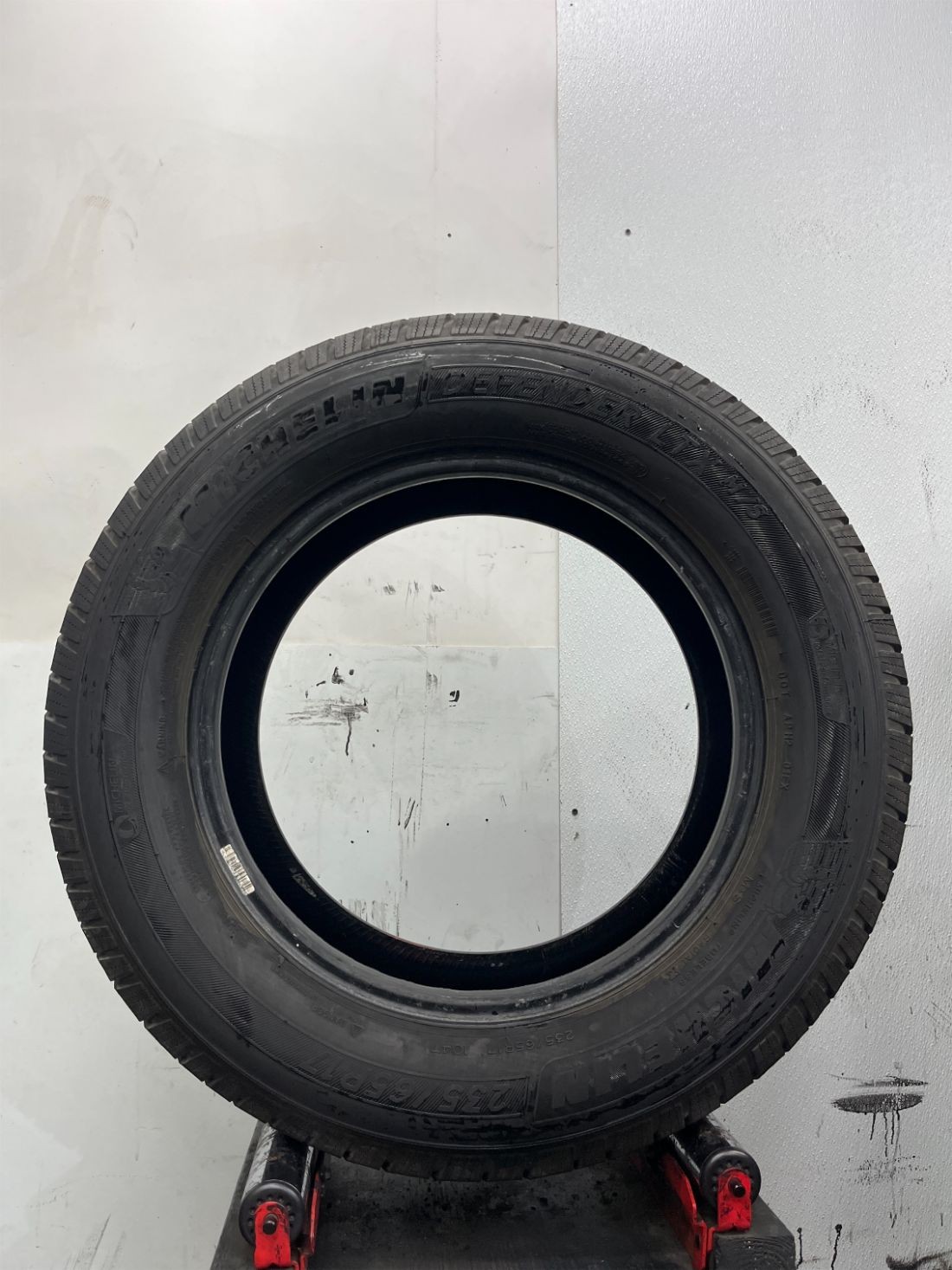 1 Used P235/65R17 Michelin Defender LTX MS 104 T – 10/32