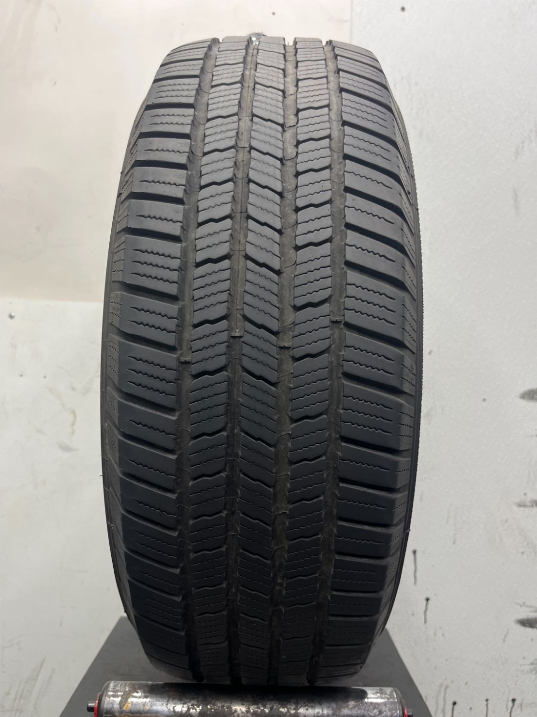 1 Used P235/65R17 Michelin Defender LTX MS 104 T – 10/32