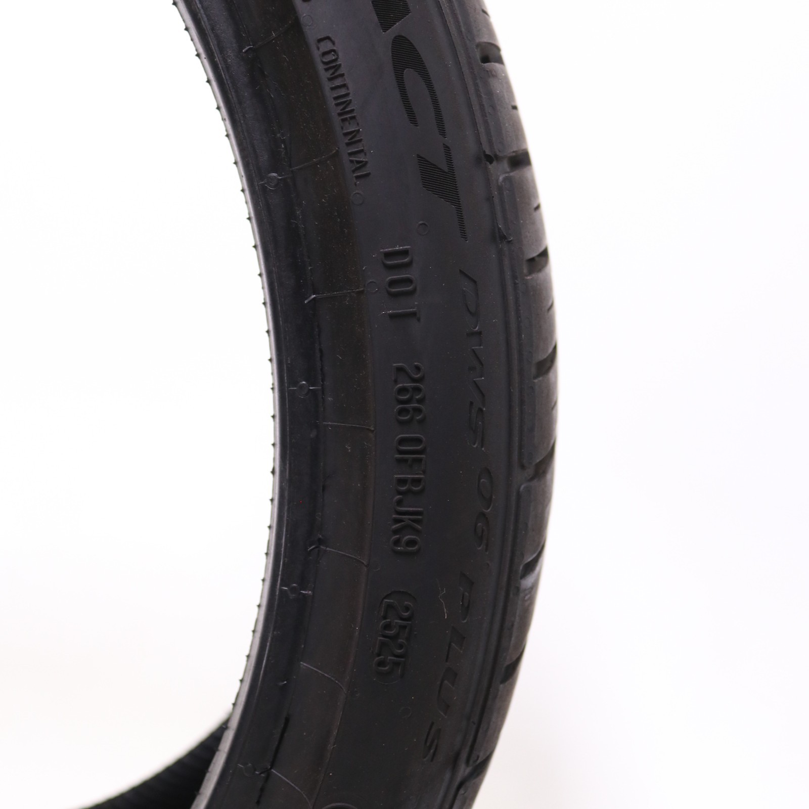 Used 235/35ZR20 Continental ExtremeContact DWS06 Plus – 92Y – 10/32 No Repairs