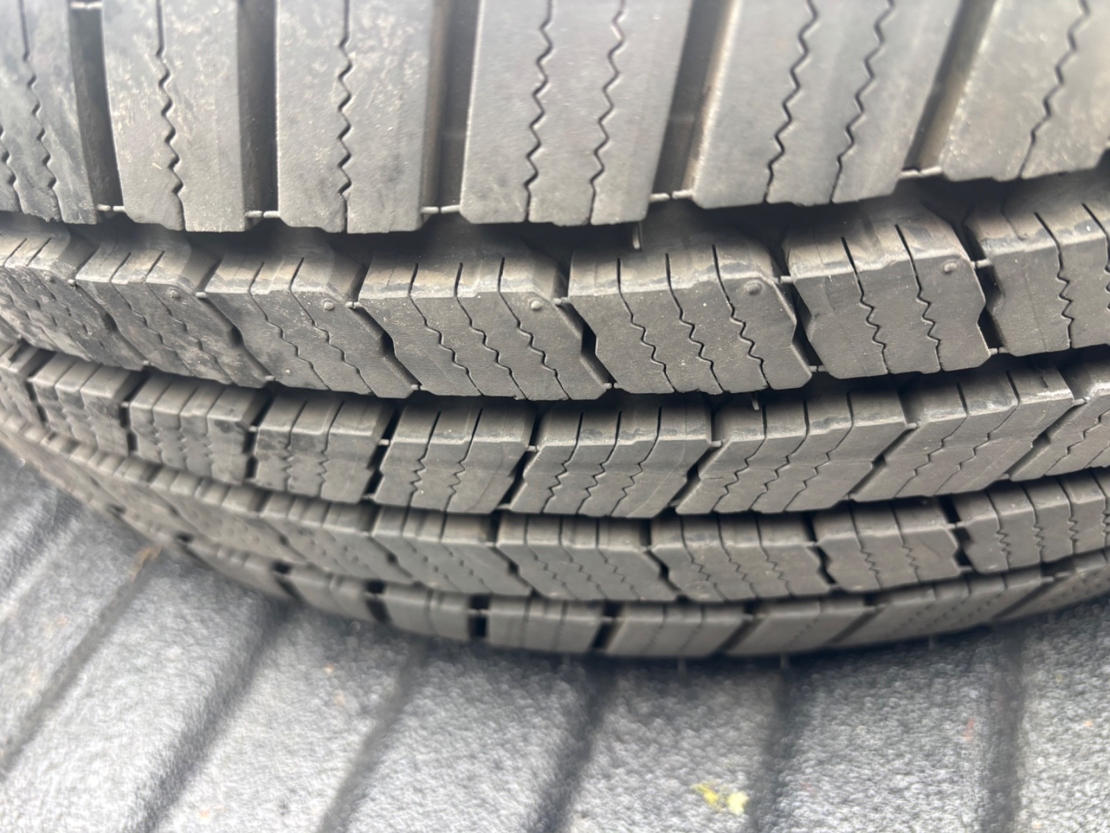 1 Michelin Defender LTX M/S 245/75/16 111T Highway All-Season Tire