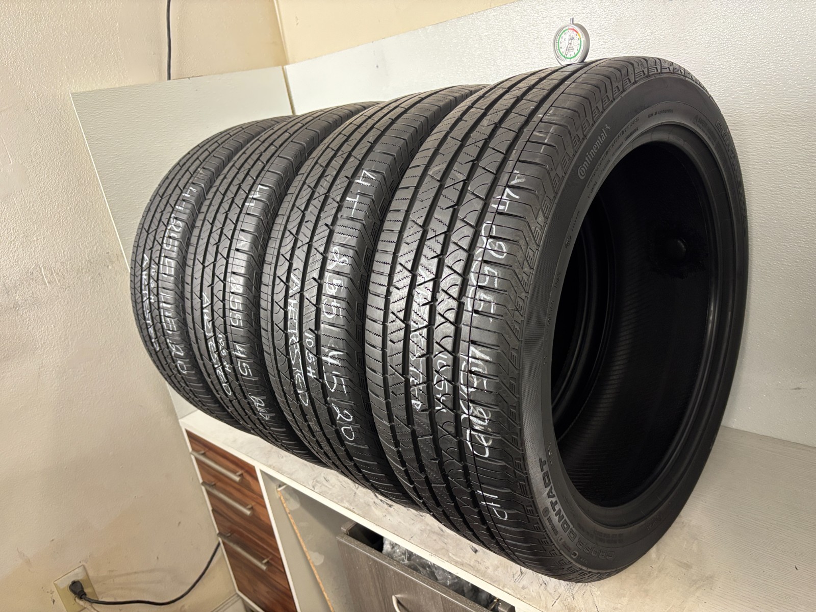 NO SHIPPING ONLY LOCAL PICK Set 4 Tires 255 45 20 Continental CrossContact Vol