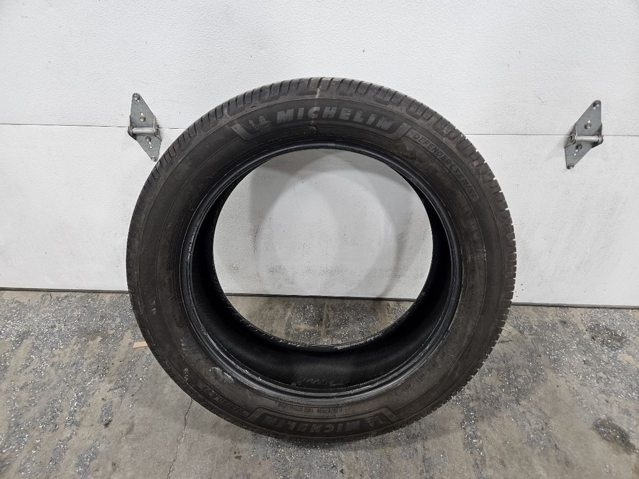 2020 SIERRA 275/50R22 MICHELIN DEFENDER LTX TIRE 11/32 TREAD DEPTH 20