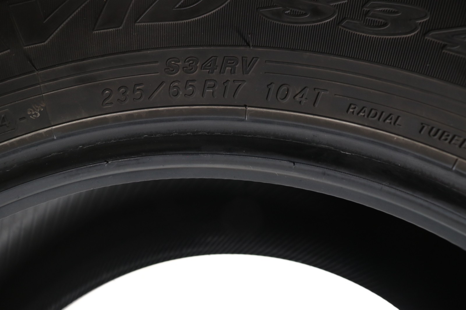 Set of 4 Used 235/65R17 Yokohama Avid S34RV – 104T – 8.5-9.5/32