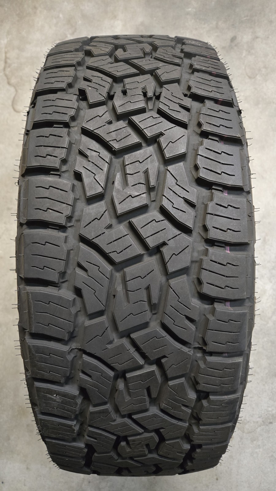 Used Single 265/60R18 Toyo Open Country A/T III 13/32″ M&S Light Truck tire