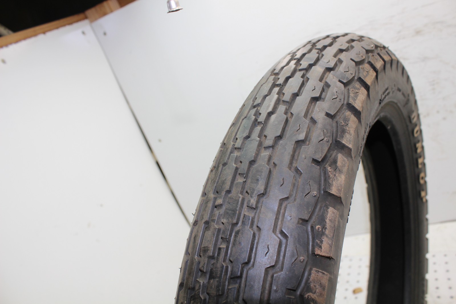 DUNLOP QUALIFIER FRONT TIRE TUBELESS 110/90-18 (NTF18-24)