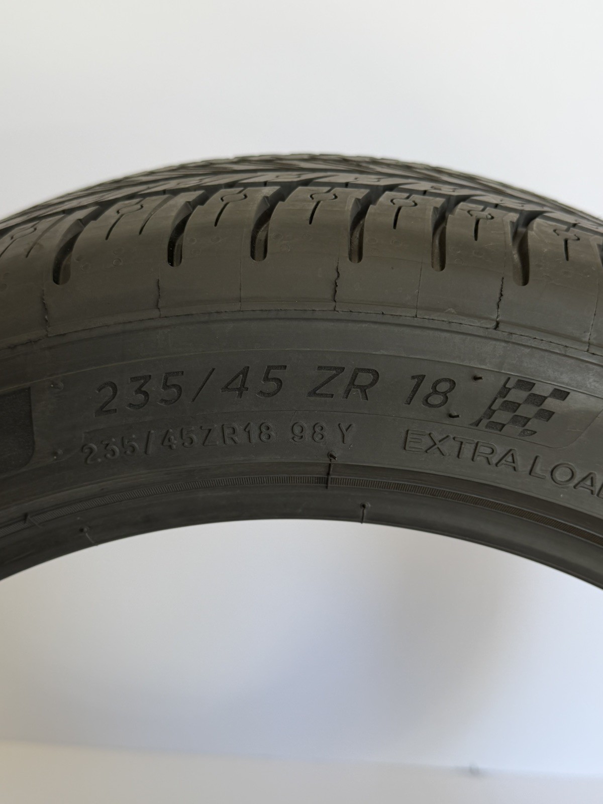 235/45ZR18 98Y Michelin Pilot Sport All Season 4 10/32 DOT 2522 2354518