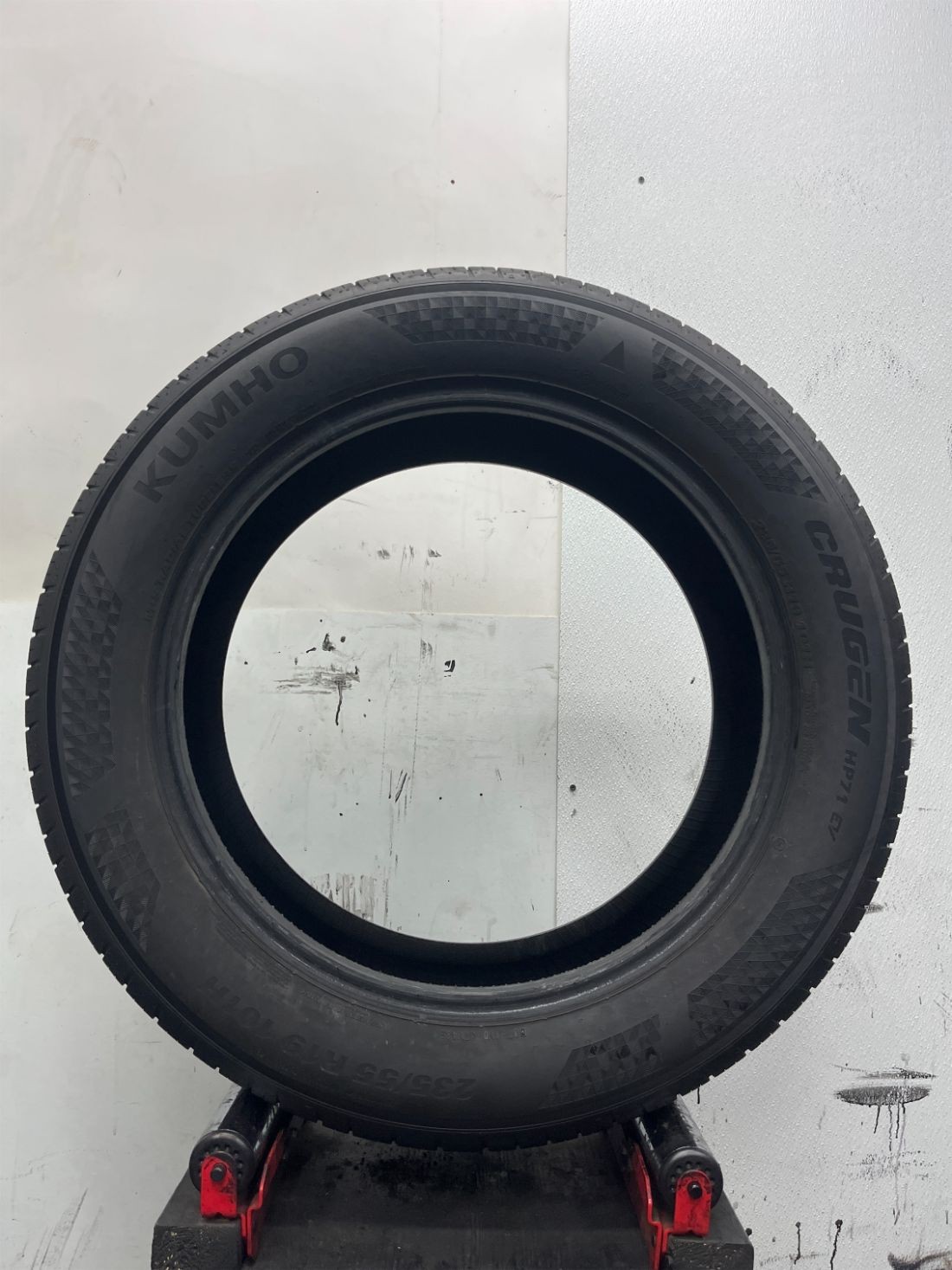 1 Used P235/55R19 Kumho Crugen HP71 101 H – 9/32