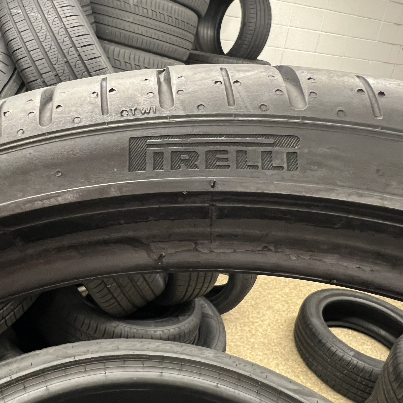 1 Tire LikeNEW Pirelli P Zero PZ4 Run Flat BMW 205/40R18 86W No Patch