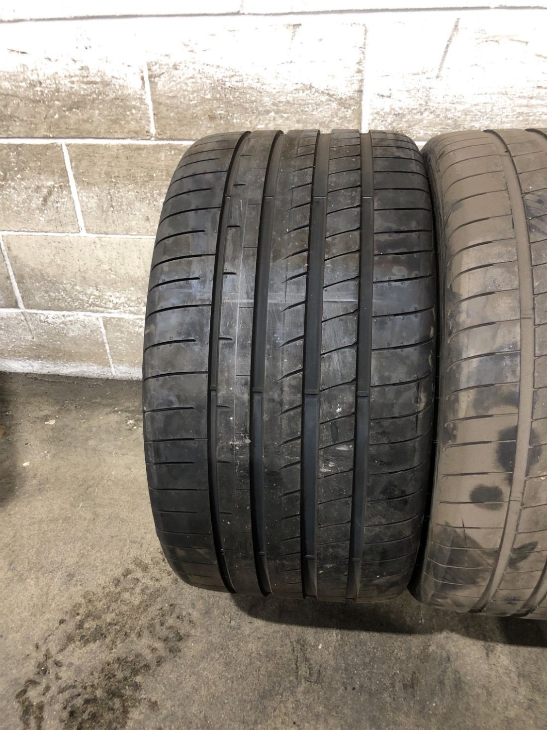 2x P305/30R21 Goodyear Eagle F1 Asymmetric 3 NAO 8/32 Used Tires