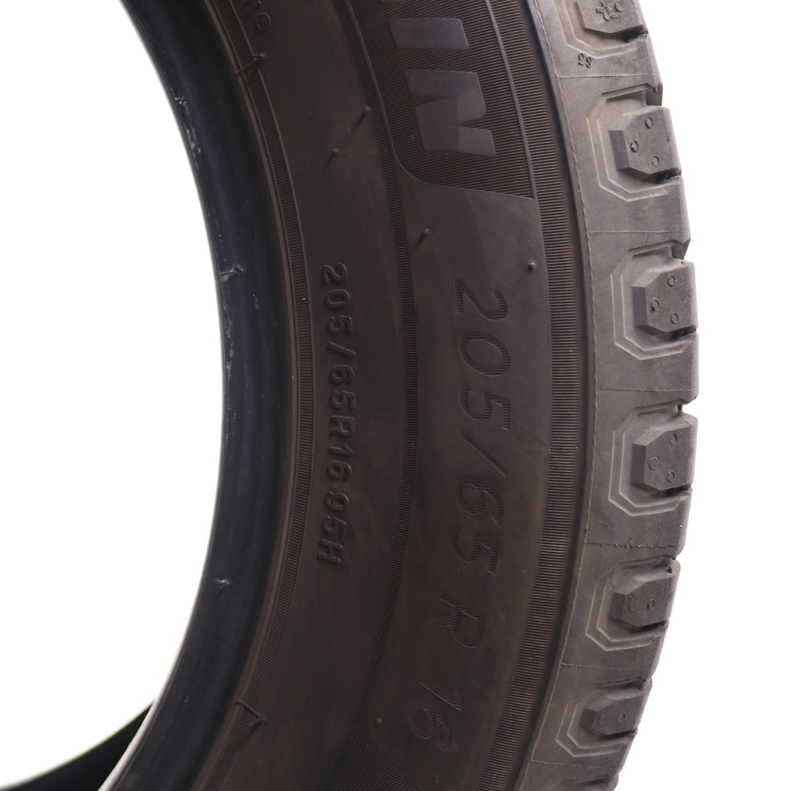Used 205/65R16 Michelin Defender 2 – 95H – 8/32 No Repairs