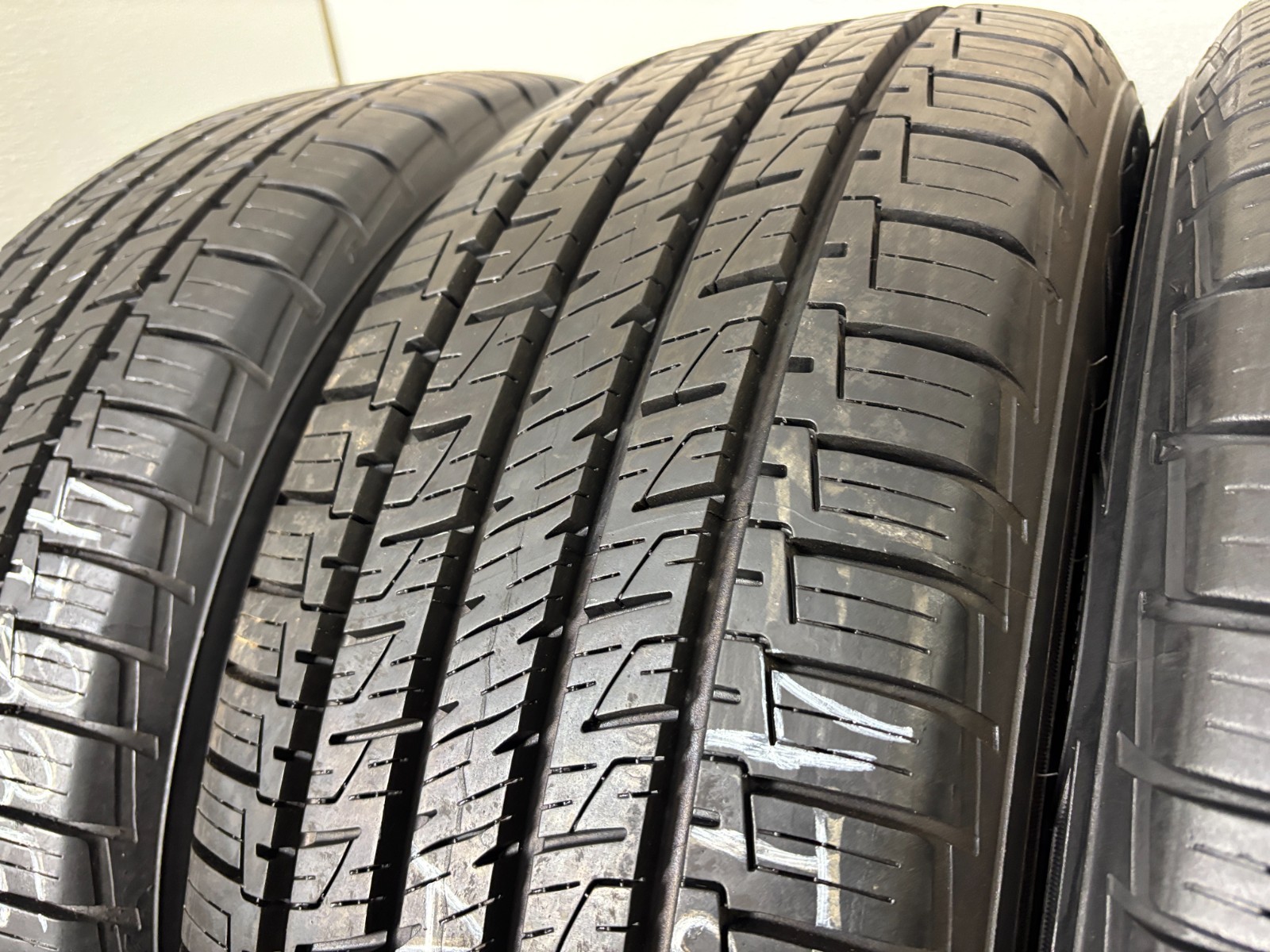 NO SHIPPING ONLY LOCAL PICK UP Set 4 Tires 235 55 19 Goodyear Assurance MaxLife