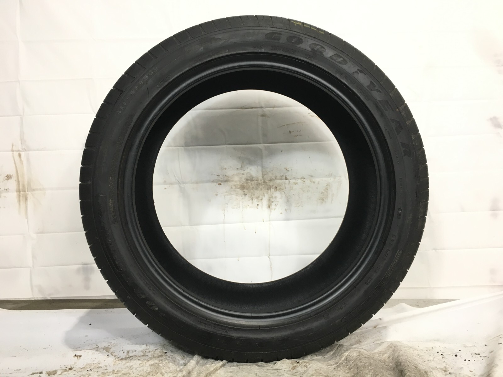 [1] Goodyear Eagle Sport A/S ROF Run Flat MOE 285 40 20 Tire 8.5-9.5/32