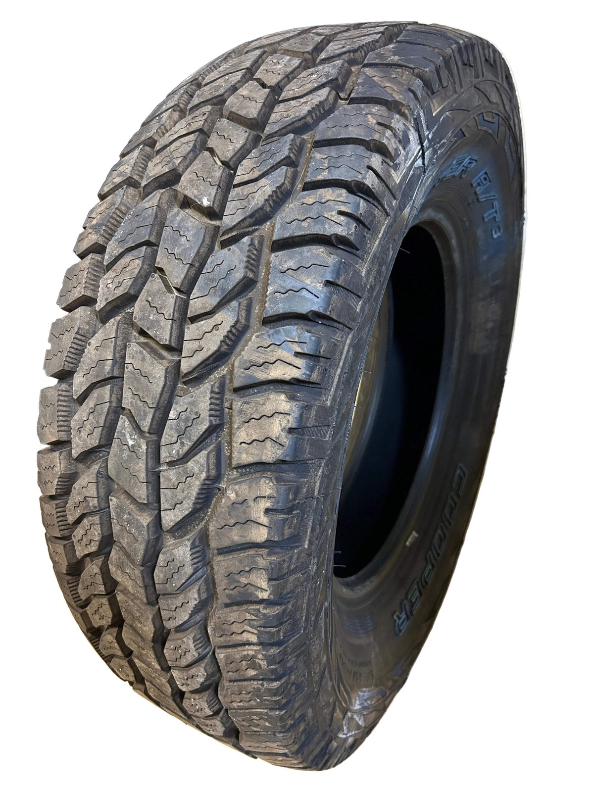 USED 16/32″ COOPER DISCOVERER A/T3 OWL LT 265/70R17 112/109S 6PLY TIRE 170001001