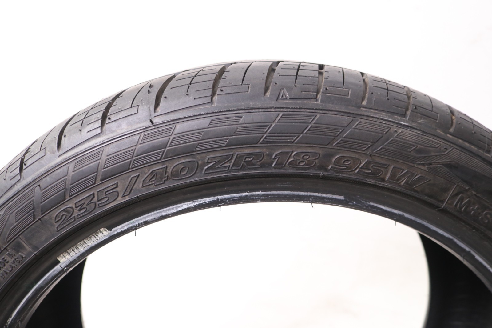 Set of 2 Used 235/40ZR18 Road Hugger GTZ – 95W – 9-10/32