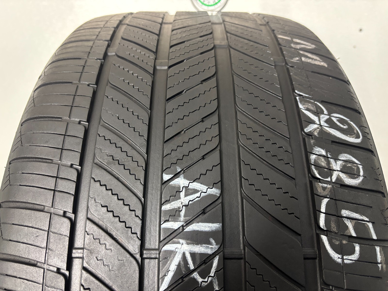 1 Tire 285 40 20 Bridgestone Turanza LS100 (5.50/32 = 61% Tread Left)