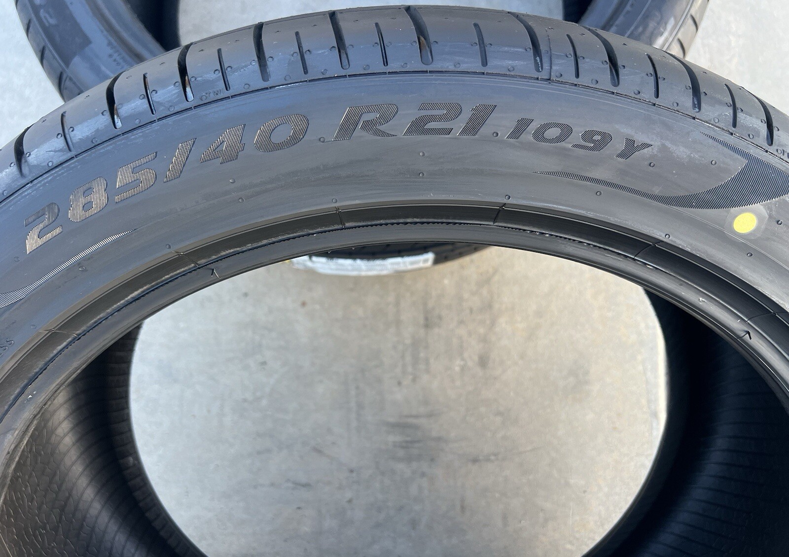 SET OF TWO BRAND NEW 285/40R21 Pirelli P Zero PZ4 Sport Tires 2854021