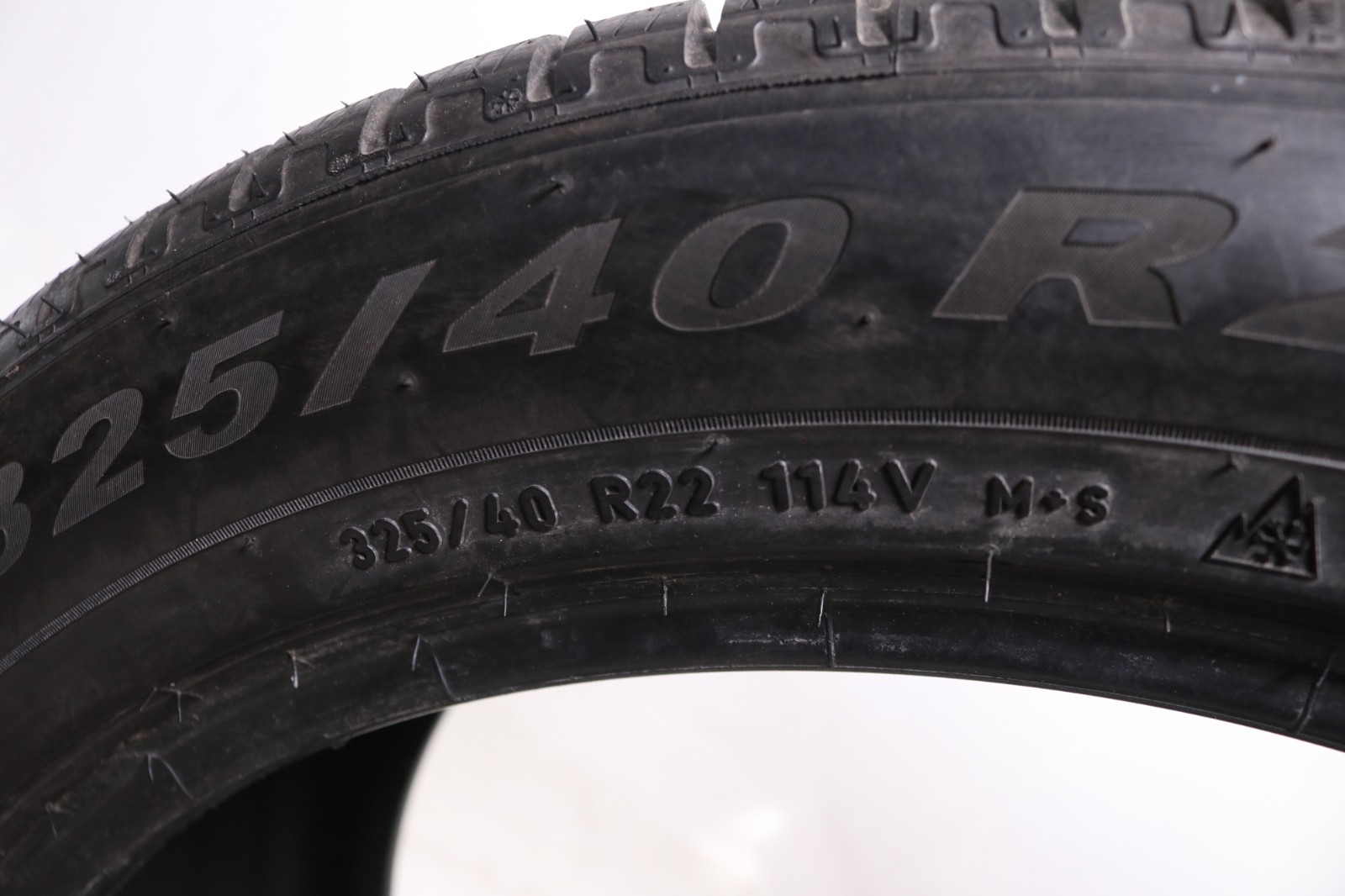 Used 325/40R22 Pirelli Scorpion Winter MO1 – 114V – 5.5/32