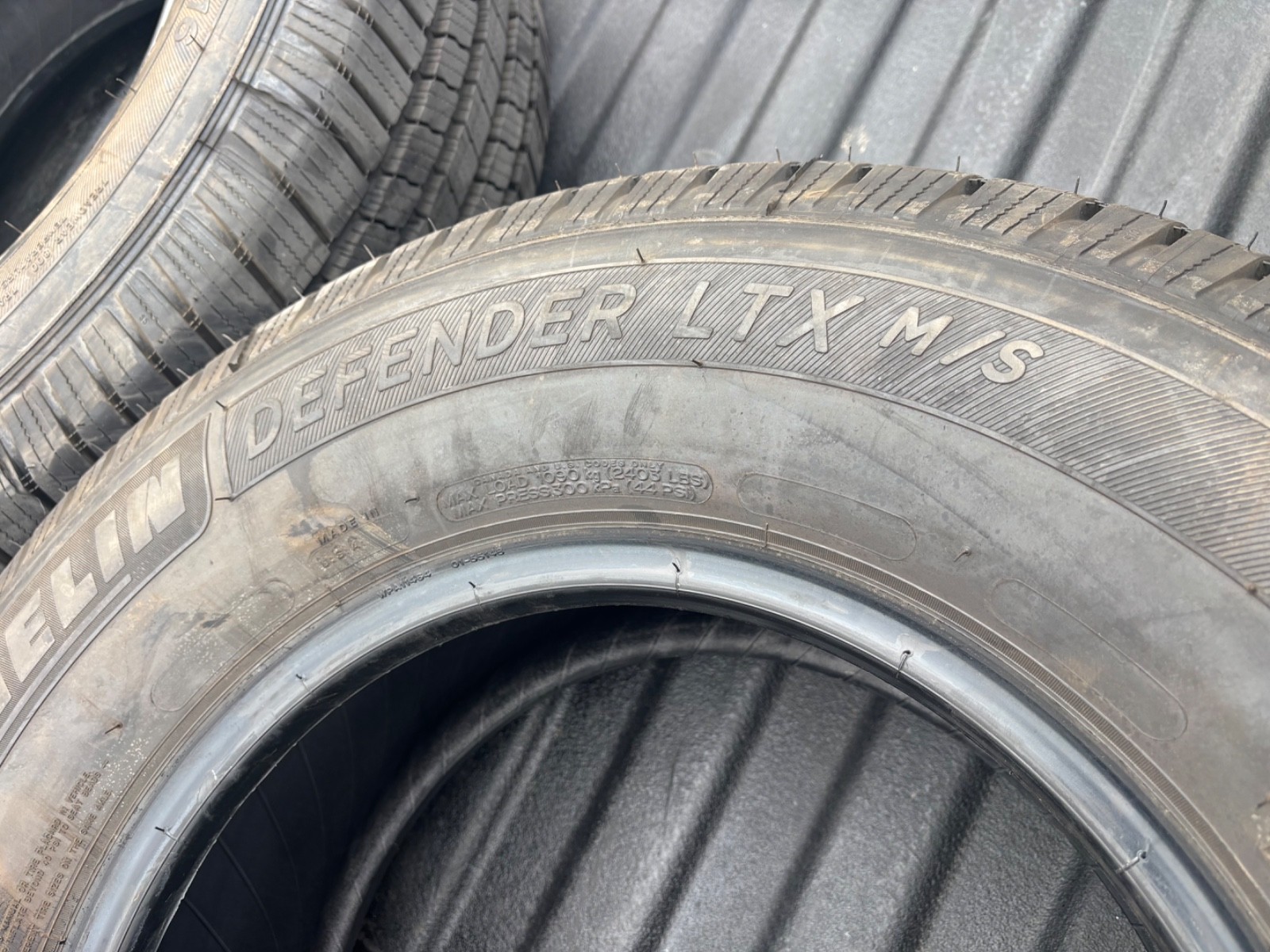 1 Michelin Defender LTX M/S 245/75/16 111T Highway All-Season Tire