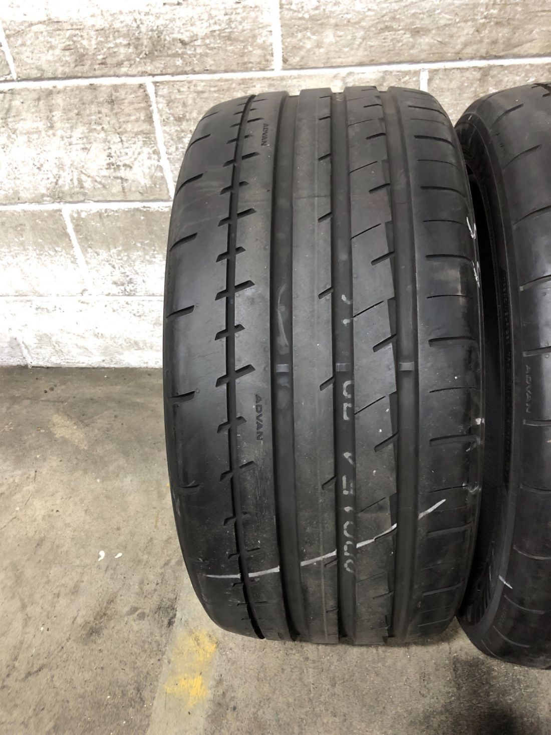 2x P275/40R18 Yokohama Advan Apex V601 9/32 103 Y Used Tires 2754018
