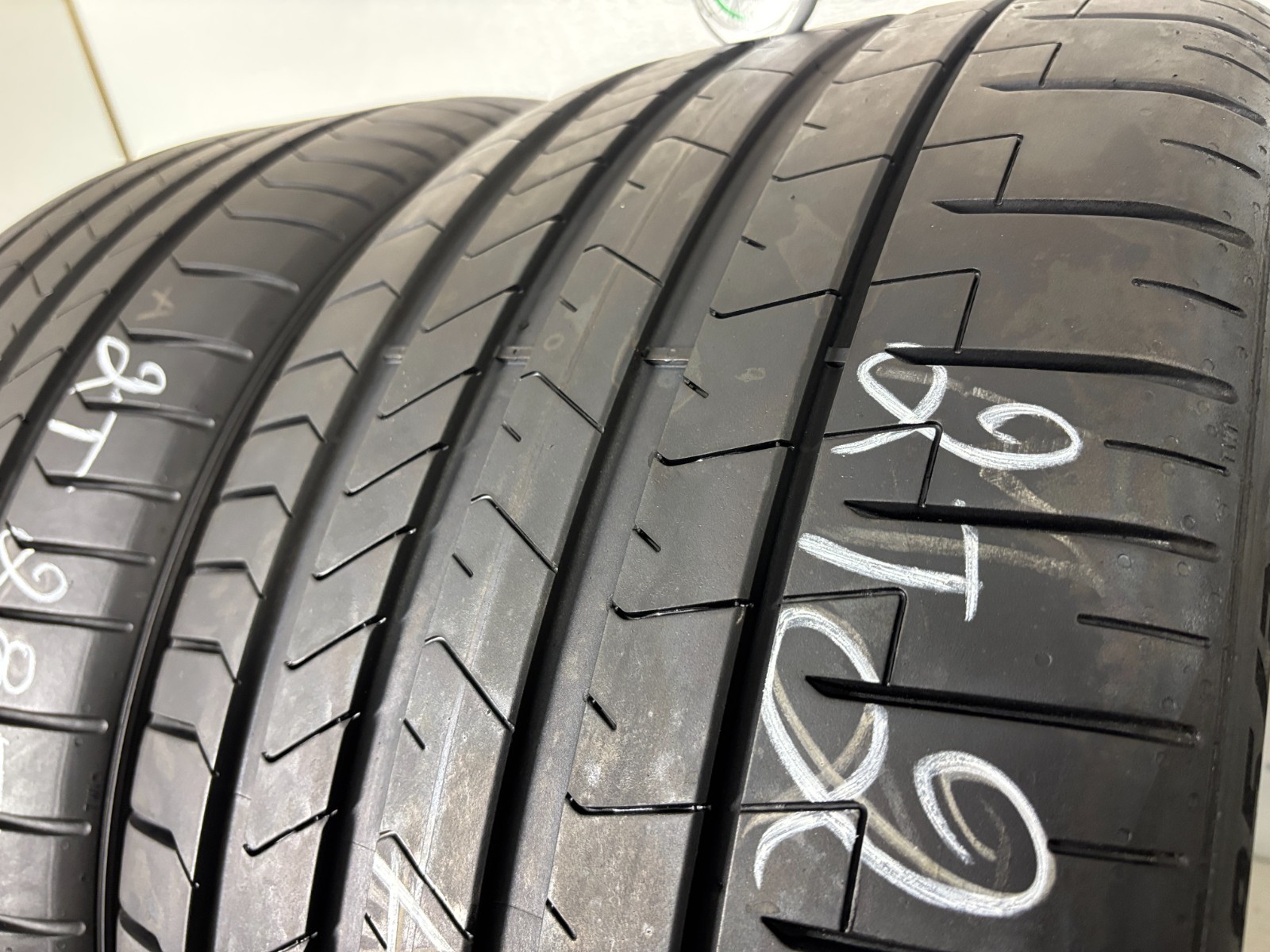 2 Tires 285 30 21 Pirelli P Zero PZ4 MO-S (8.20/32 = 90% Tread Left)