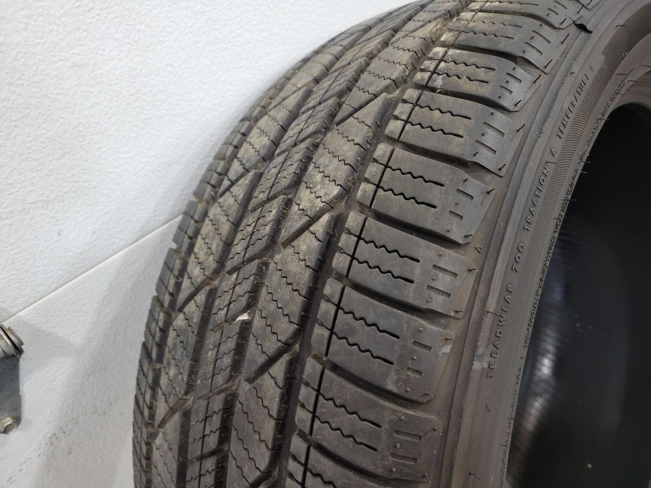 2016 ESCALADE BRIDGESTONE DUELER LX TIRE 285/45R22 10/32 TREAD DEPTH