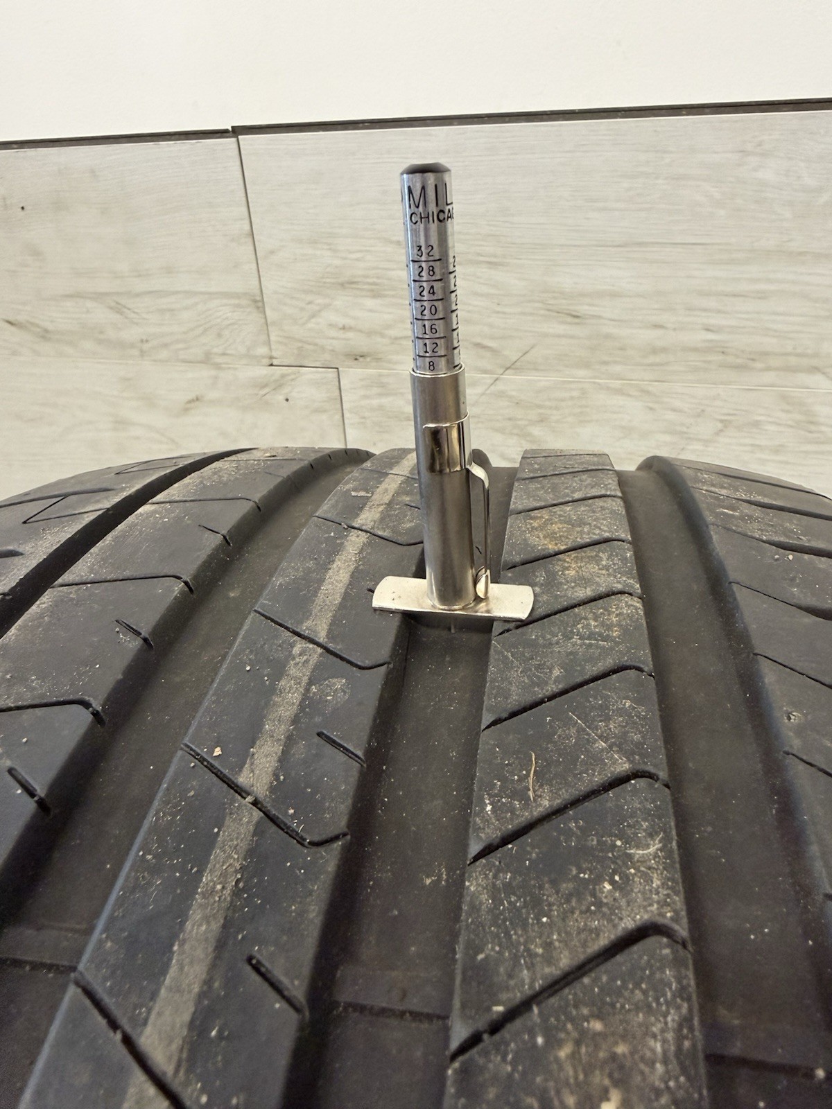 (1) PIRELLI PZERO PZ4 PNCS 285/30/22 TIRE 8/32NDS NO PACTHES 02/21 DOT DATE