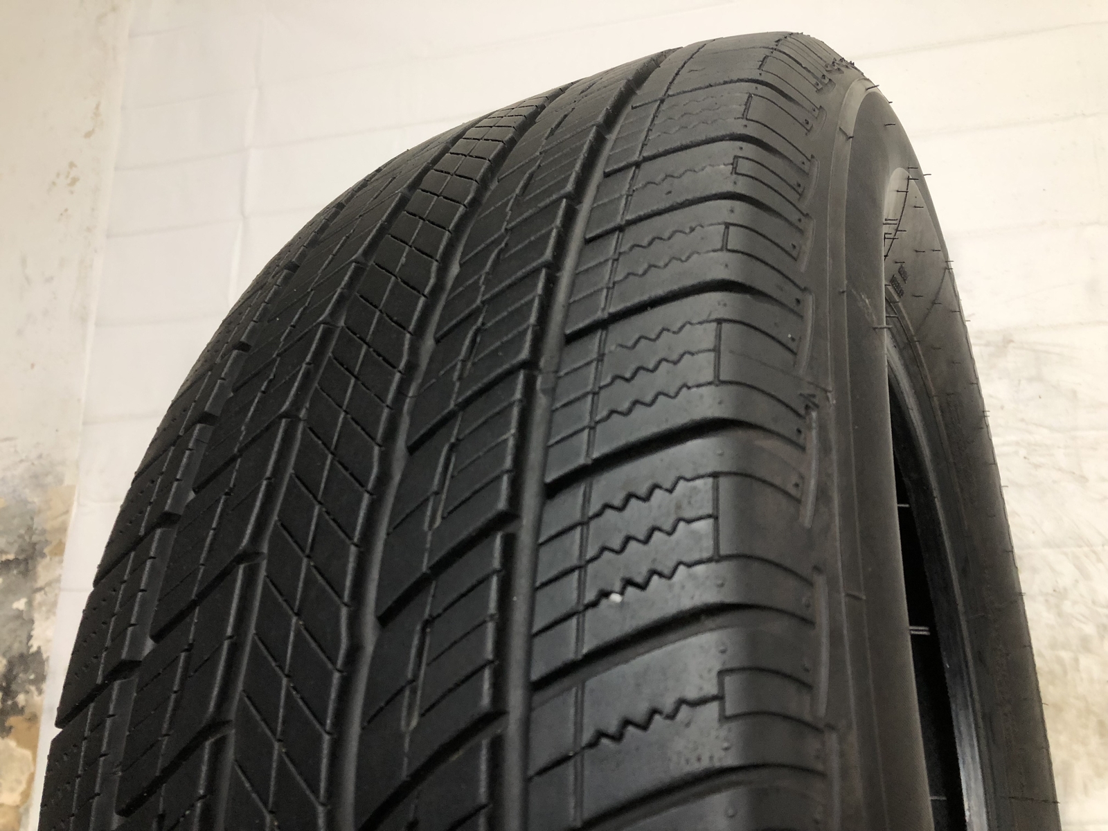 [1] Uniroyal Tiger Paw Touring A/S P265/60R18 265 60 18 Tire 9.5-9.75/32