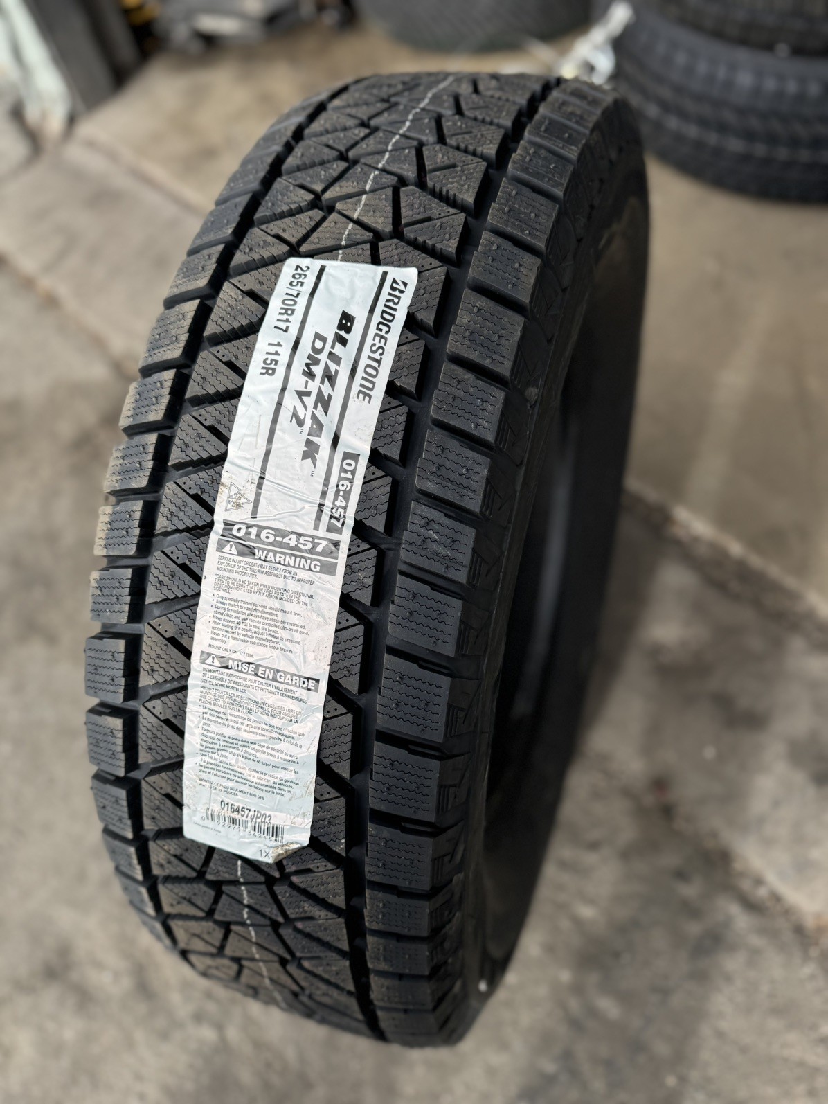 Bridgestone Blizzak DM-V2 265/70R17 115R BSW Winter Tire QTY :1