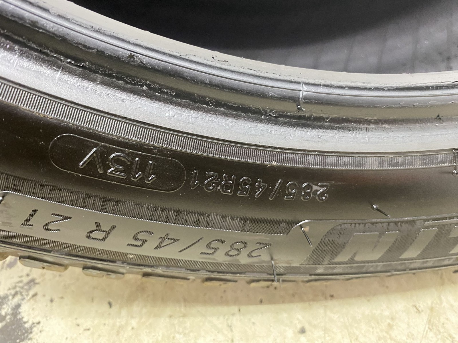 (C) MICHELIN CROSS CLIMATE 285/45R21 113V DOT (5025) 10/32NDS