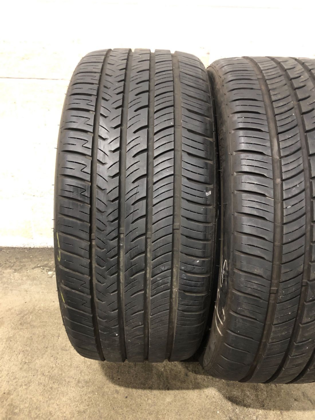 2x P255/40R20 Advanta HPZ-02 A/S 8/32 101 Y Used Tires 2554020