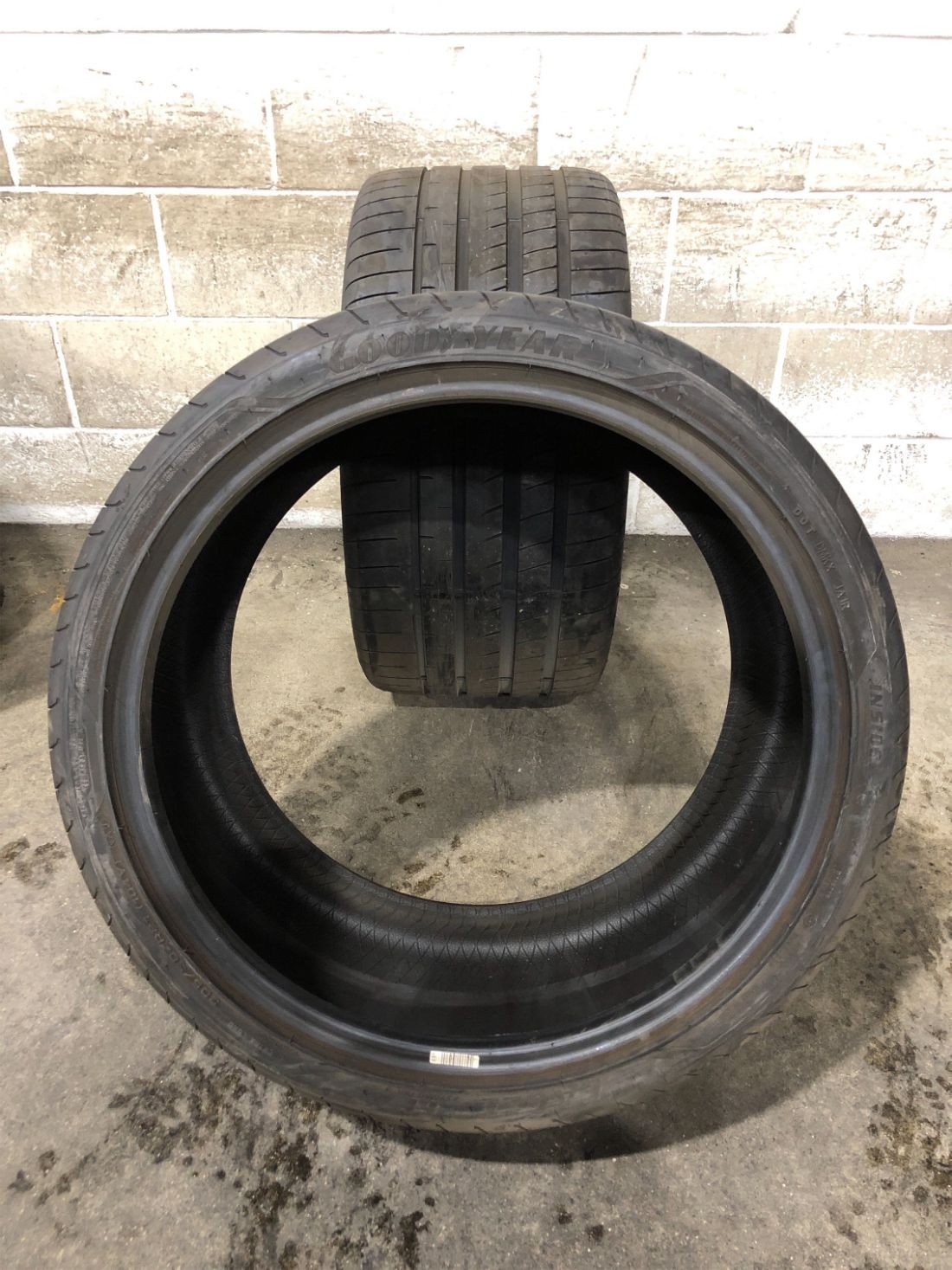 2x P305/30R21 Goodyear Eagle F1 Asymmetric 3 NAO 8/32 Used Tires