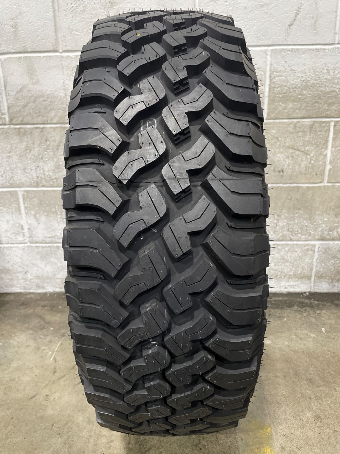 1x LT265/70R17 Falken Wildpeak M/T MT01 18/32 121 Q Used Tire 2657017