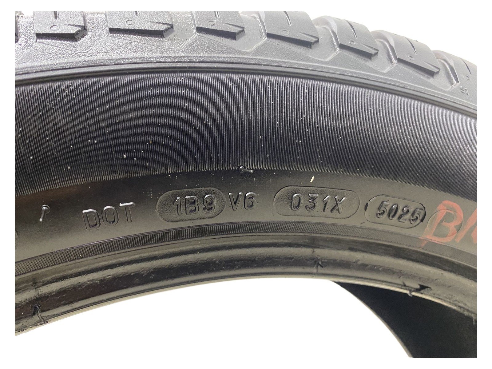 (B) MICHELIN CROSS CLIMATE 285/45R21 113V DOT (5025) 10/32NDS