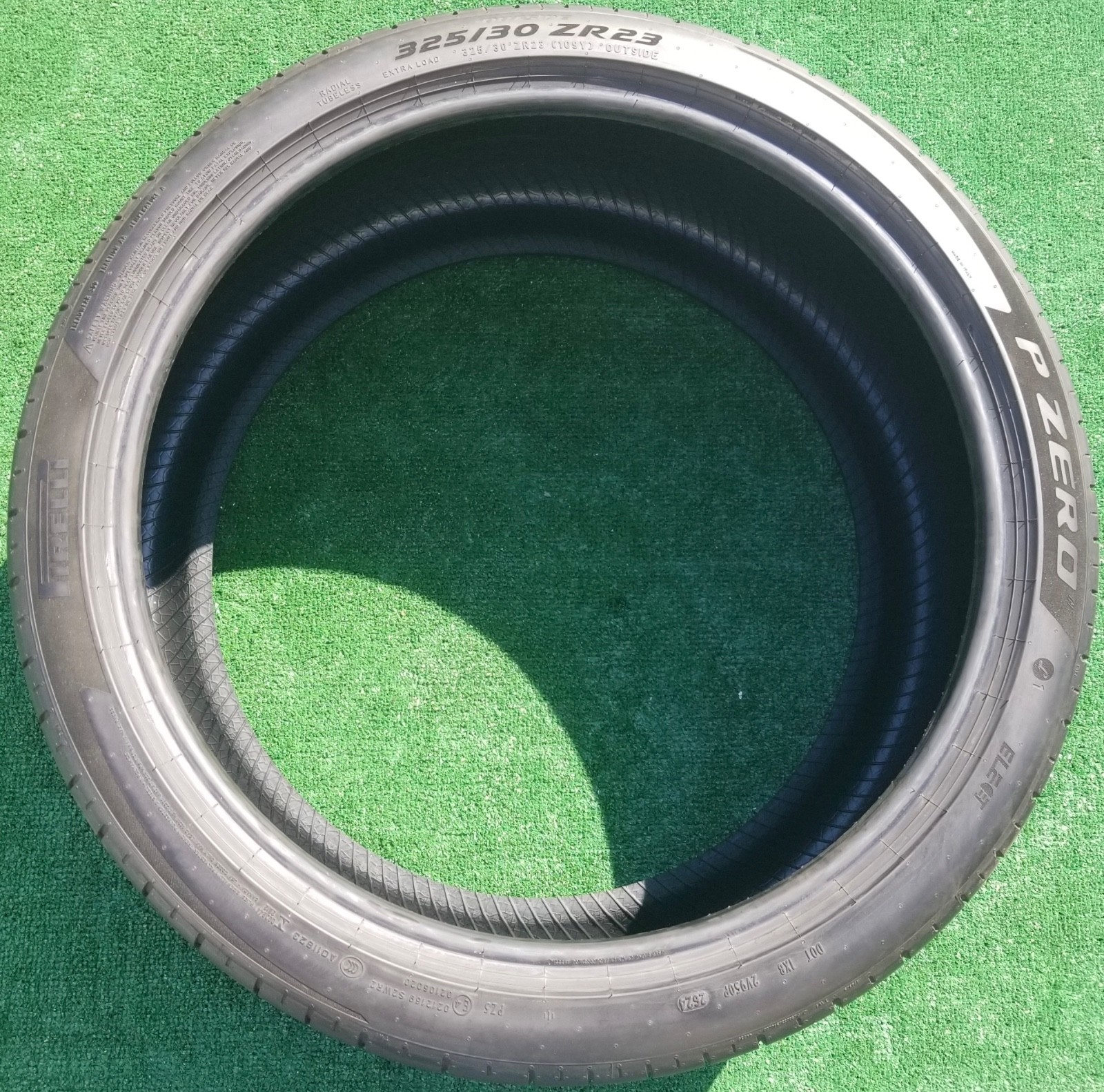 325/30R23 Pirelli P Zero PZ5 Elect Tire L1 Lamborghini Urus SE 325/30ZR23 70%