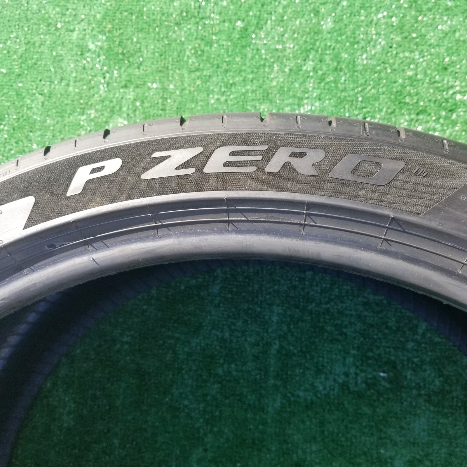 325/30R23 Pirelli P Zero PZ5 Elect Tire L1 Lamborghini Urus SE 325/30ZR23 70%