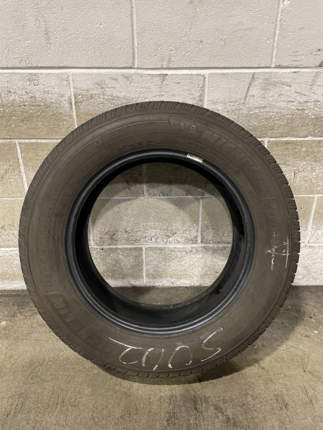 1x P235/65R18 Michelin Defender LTX MS 8/32 106 T Used Tire 2356518