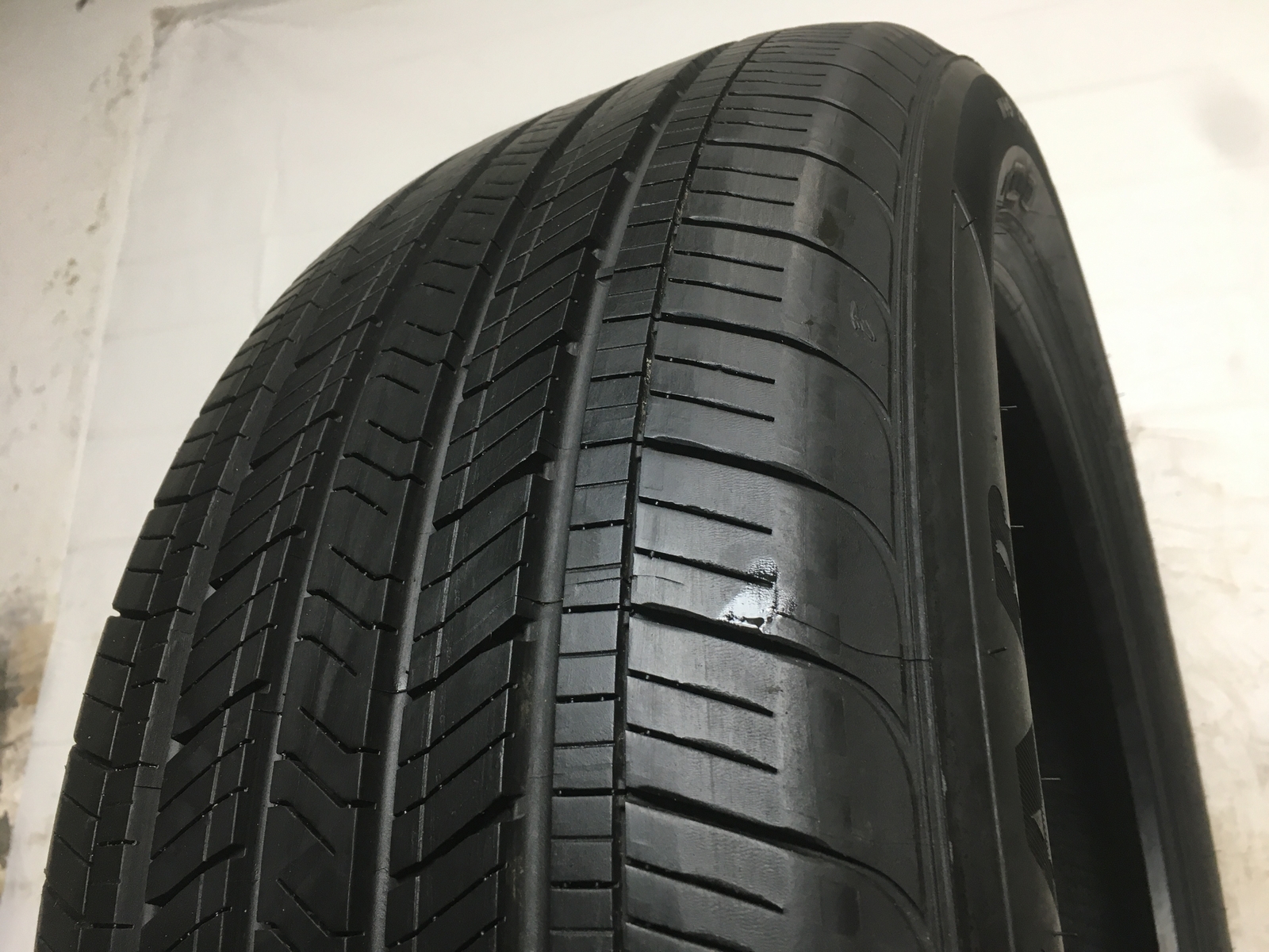 [1] Goodyear Eagle Touring P235/50R21 235 50 21 Tire Full Tread/32