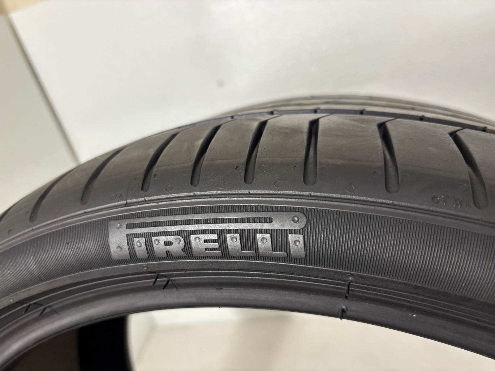 2 Tires 285 30 21 Pirelli P Zero PZ4 MO-S (8.20/32 = 90% Tread Left)