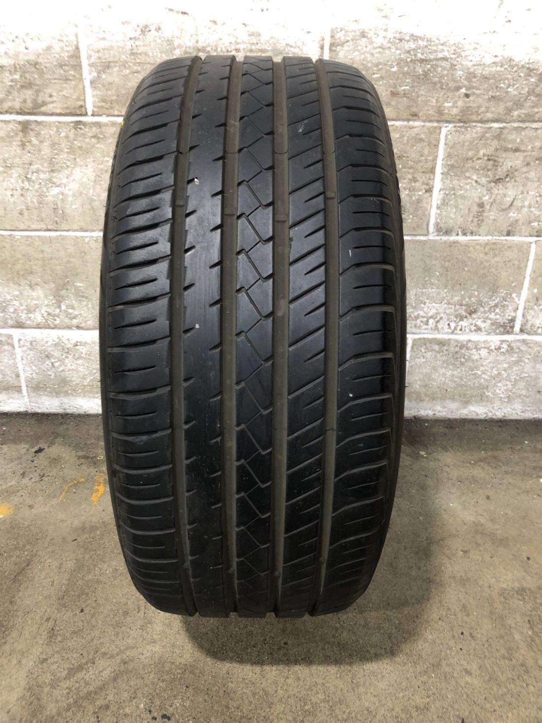 1x P255/40R20 Lionhart LH-Five 8/32 101 W Used Tire 2554020