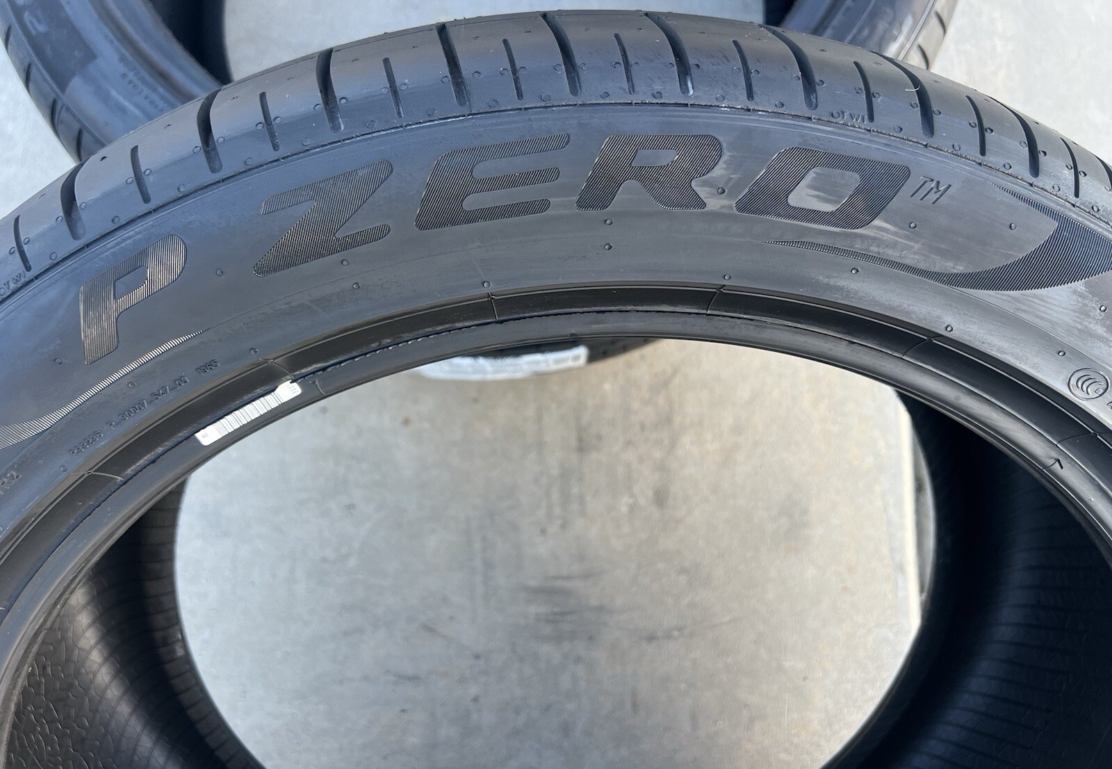 SET OF TWO BRAND NEW 285/40R21 Pirelli P Zero PZ4 Sport Tires 2854021