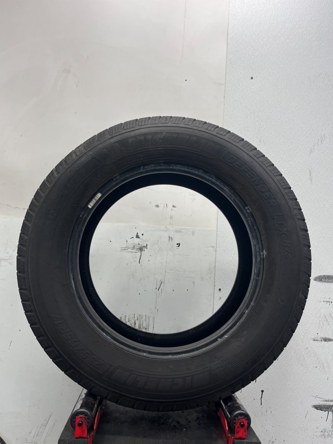 1 Used P235/65R17 Michelin Defender LTX MS 104 T – 10/32