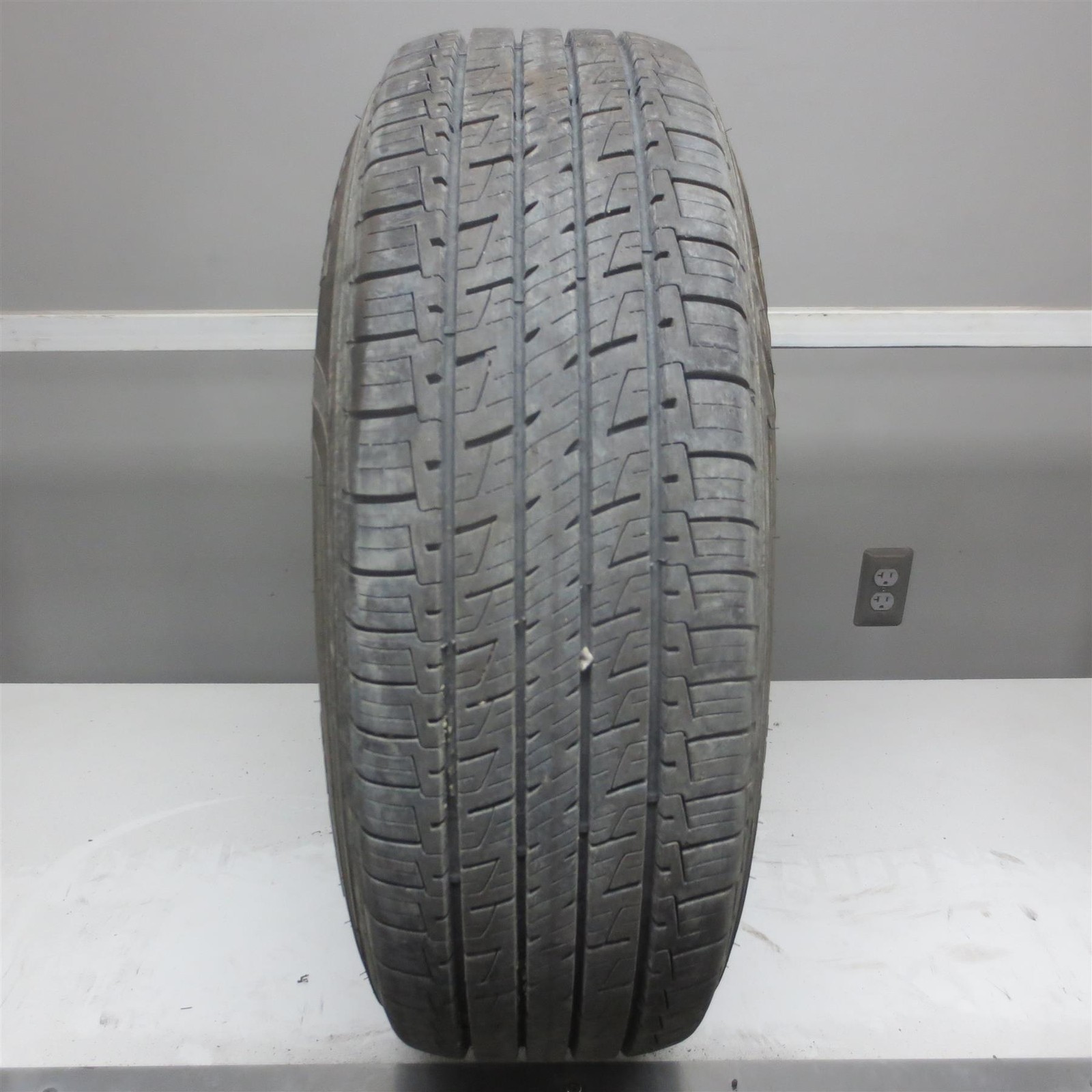 225/65R17 Goodyear Assurance Maxlife 102H Used Tire (11/32nd) (QTY 1)