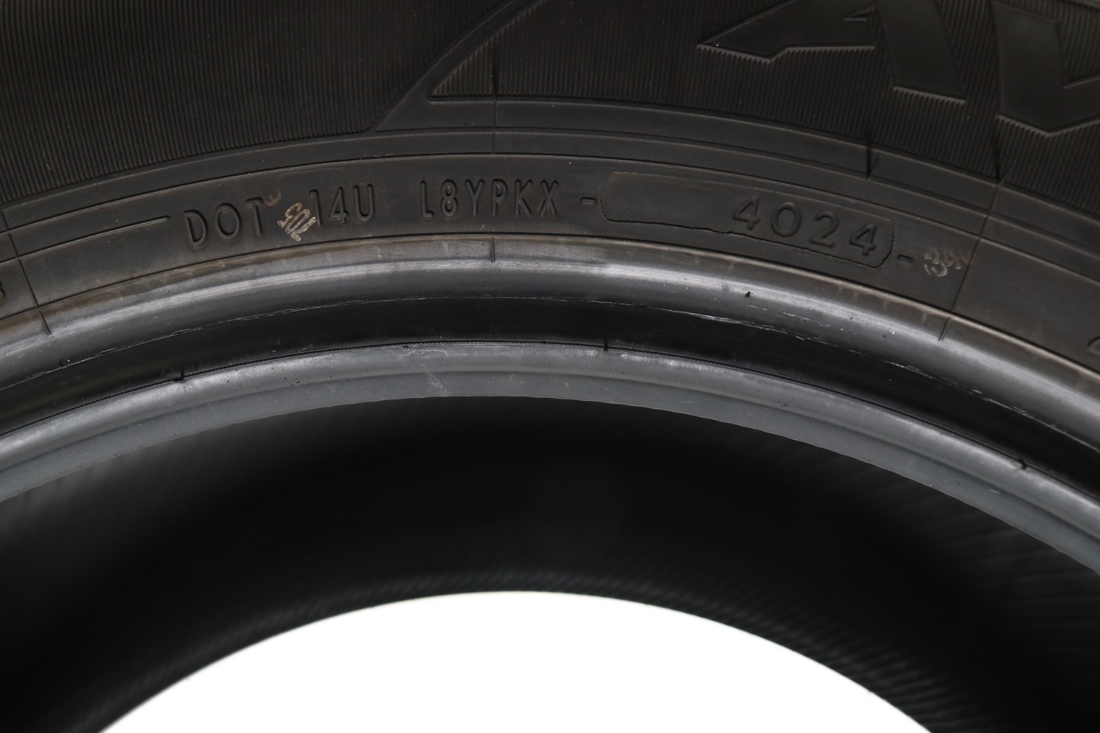 Set of 4 Used 235/65R17 Yokohama Avid S34RV – 104T – 8.5-9.5/32