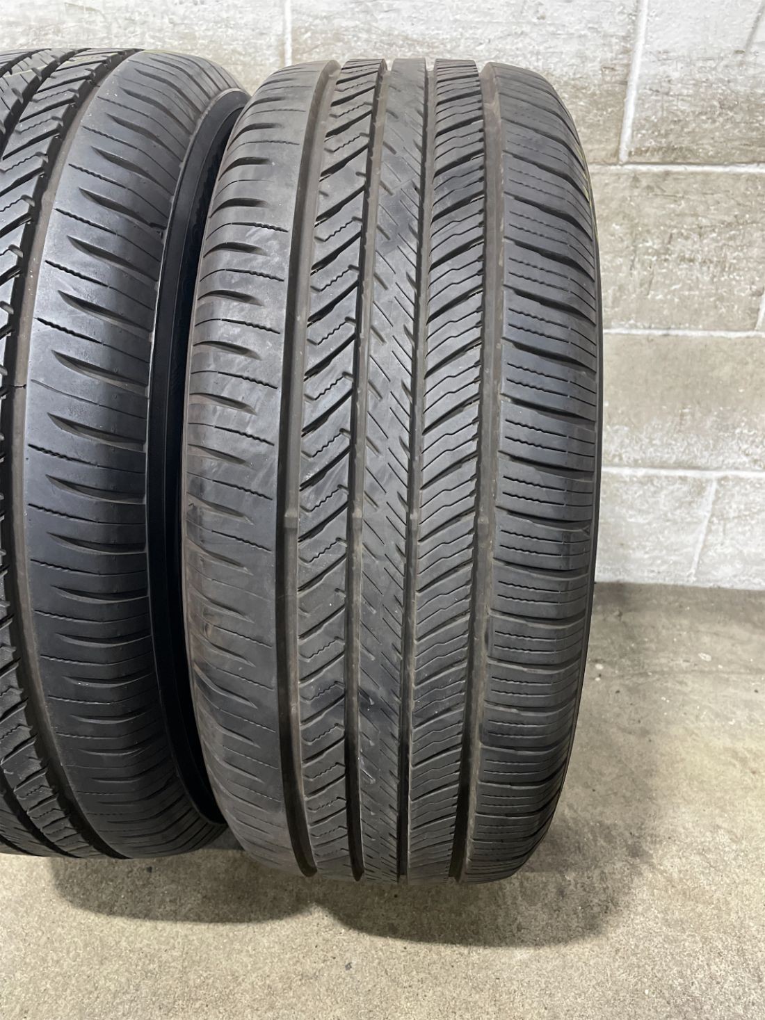 2x P235/50R19 Yokohama YK-GTX ALL SEASON 10/32 99 V Used Tires 2355019