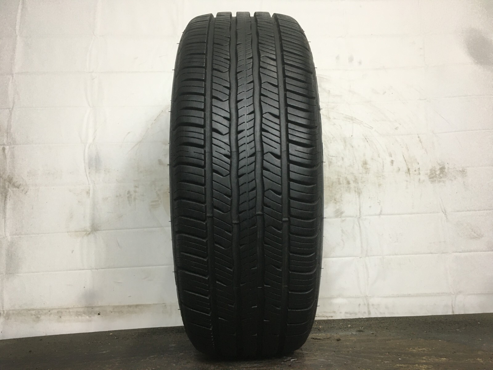 [1] BFGoodrich Advantage Control All Season 215 55 18 Tire 10.25-10.75/32