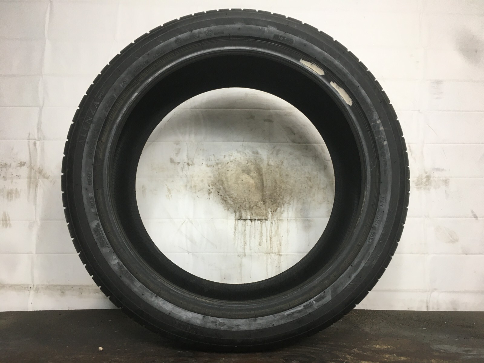 [1] Bridgestone Alenza 001 P285/40R21 285 40 21 Tire – Driven Once