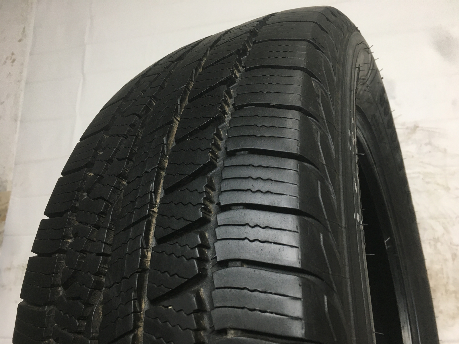 [1] Goodyear Assurance WeatherReady P225/60R18 225 60 18 Tire 9.0-9.5/32
