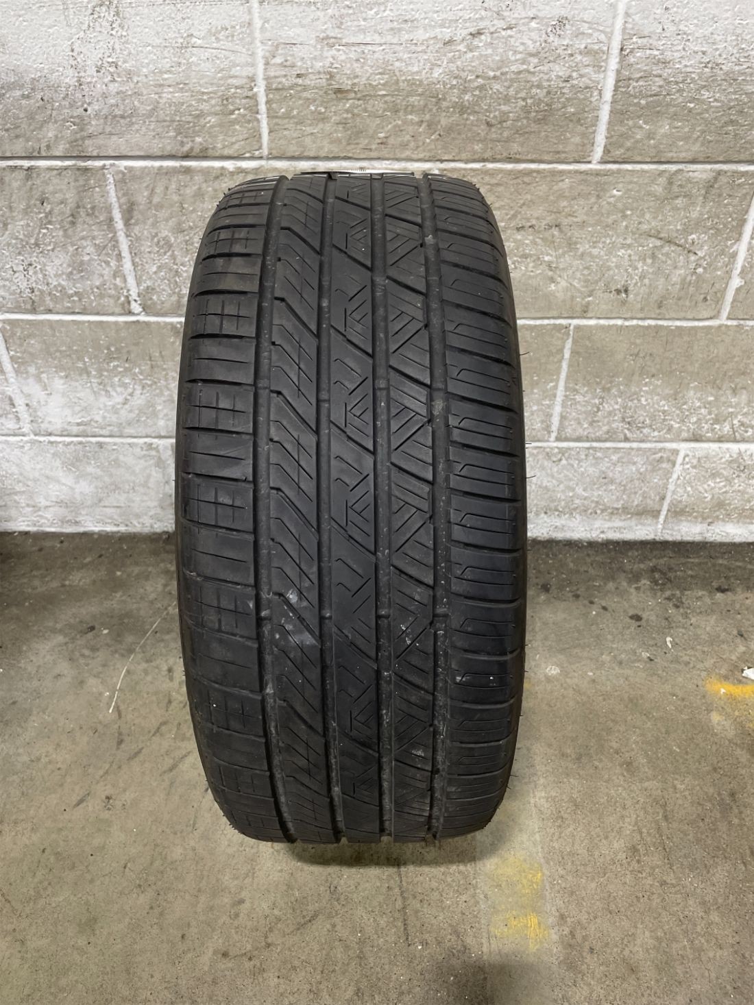1x P245/40R19 Road Hugger GTZ 7/32 98 W Used Tire 2454019