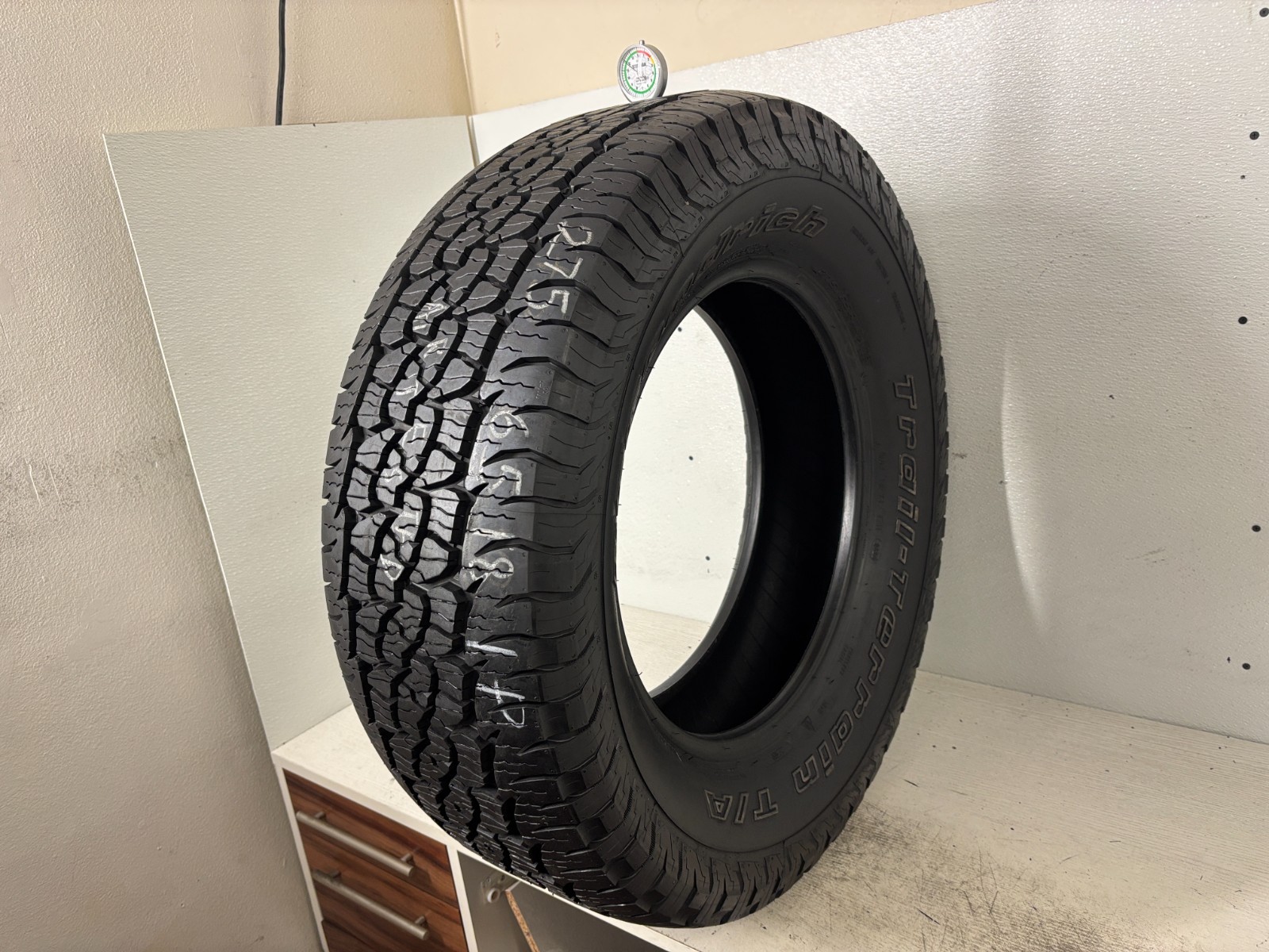 1 Tire 275 65 18 Bfgoodrich Trail Terrain T/A (12.00/32 Tread Left) 116T