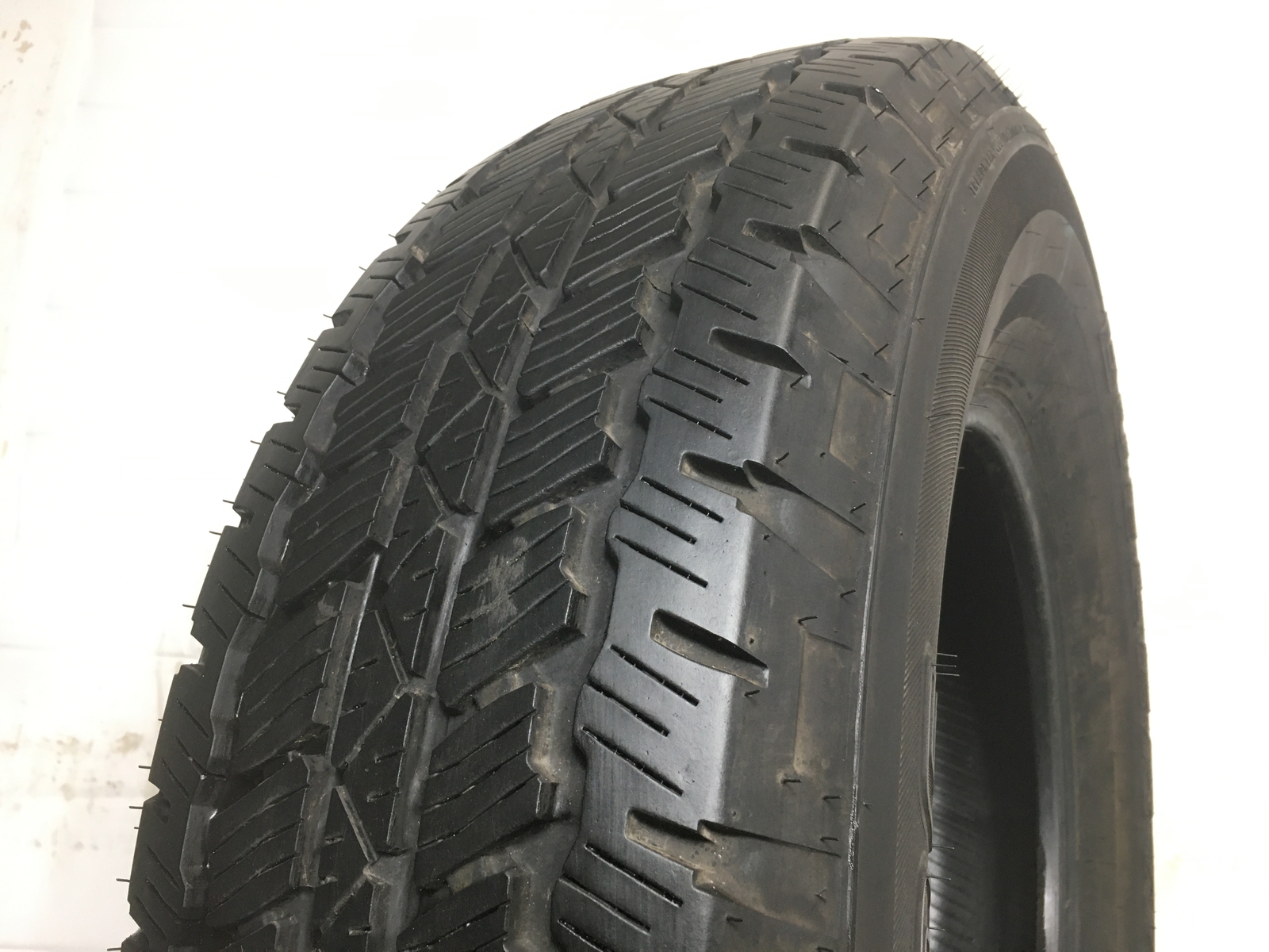 [1] Bridgestone Dueler A/T RH-S P255/75R17 255 75 17 Tire 9.5-9.75/32